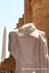 Estatua sin cabeza llevaba un collar, el templo de Karnak, Egipto.