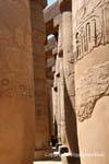 Entre las columnas de la sala hipóstila del recinto de Amón-Ra, Karnak, Egipto.