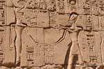 El alivio de la ofrenda al dios del rey, rodeado de cartuchos con jeroglíficos, Karnak, Egipto.