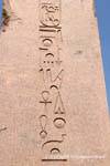 El templo de Karnak, jeroglíficos en primer plano un obelisco, Egipto.