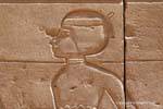 Perfil femenino en los bloques de piedra, el templo de Karnak, Egipto.