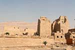 El templo-fortaleza exterior, Medinet Habu, Luxor, Egipto.