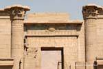 Frontón en la entrada del Castillo de millones de años de Ramsés III, Medinet Habu, Egipto.