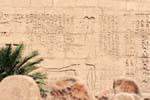Jeroglíficos y Amón-Ra en el primer pilón del Gran Templo, Medinet Habu, Egipto.