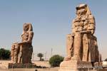 Las estatuas colosales de Memnon marcan la ubicación de la Amenophium, Egipto.