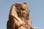 Broken lado que lleva el Nemes, Coloso de Memnon, Egipto.