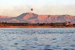 Globo de aire caliente al amanecer, Luxor, Egipto.