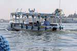 Barco turístico navegando por el Nilo, Luxor, Egipto.