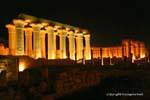 El Templo de Luxor iluminado por la noche al aire libre y, Egipto.