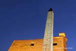Cumbre Obelisco en el cielo nocturno, Templo de Luxor, Egipto.