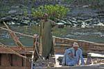 Nilo fellahin en un barco que pasaba, Egipto.