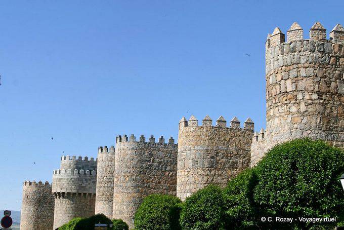 Las imponentes murallas de Ávila - España