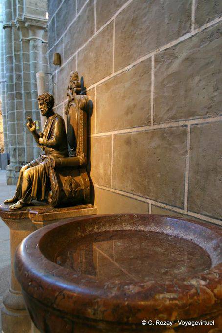 Pila de agua bendita y santa Catedral de Ávila - España