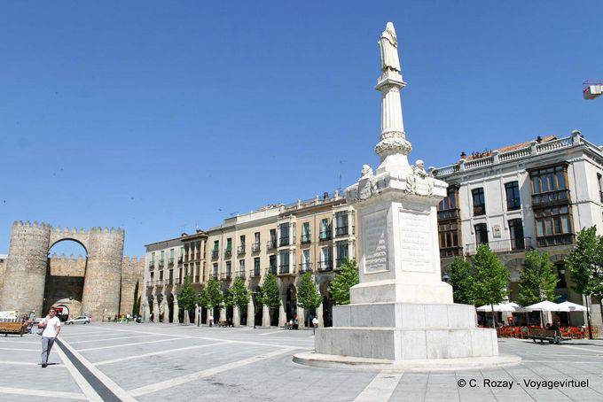 El guardia en la plaza, la Puerta de San Vicente, en Ávila - España
