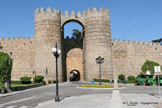 Ávila Puerta de San Vicente y las paredes fortificadas - España