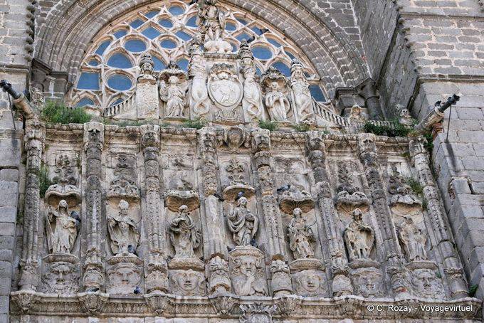 Frontón de la catedral más antigua del gótico español, Ávila - España