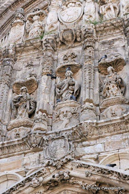 Ávila, detalle de la parte superior del pórtico de la catedral gótica - España