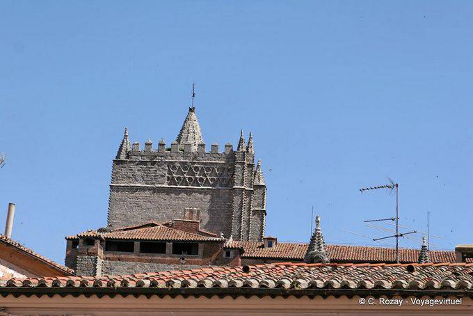 Por encima de los tejados, el campanario de la Catedral del Salvador, Ávila - España