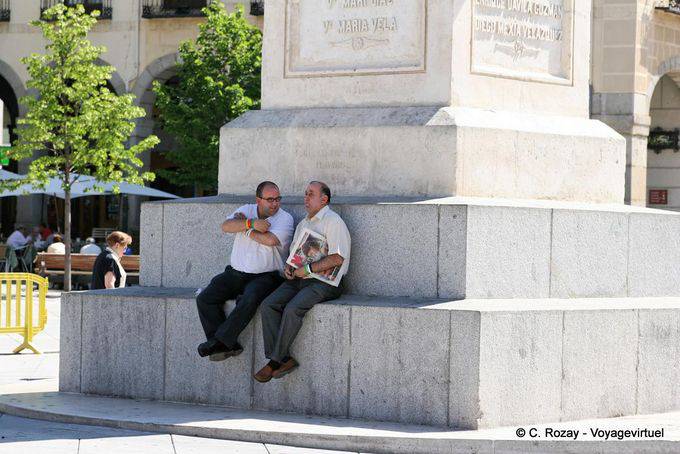 Discusión en la sombra de la estatua, Ávila - España