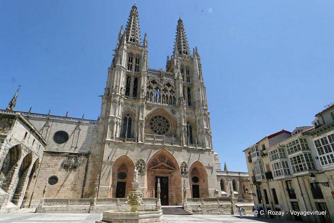 Fachada de la catedral y la fuente de Santa María, Burgos - España