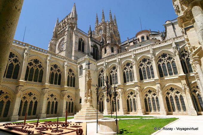 Otra vista del patio del Claustro, Catedral de Burgos - España