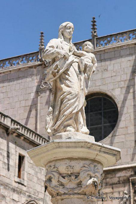 Burgos, la estatua de la Virgen, Plaza de Santa María - España