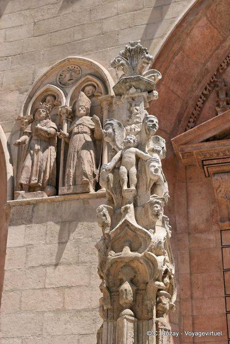 Estatuas izquierda de la Puerta de Santa María, Catedral de Burgos - España