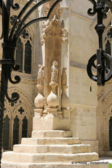 , La catedral de Wells y estatuas en el centro del claustro bajo Burgos - España