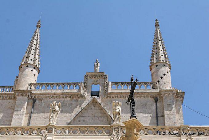 En el exterior, por encima de la Capilla de Santa Catalina, Catedral de Burgos - España