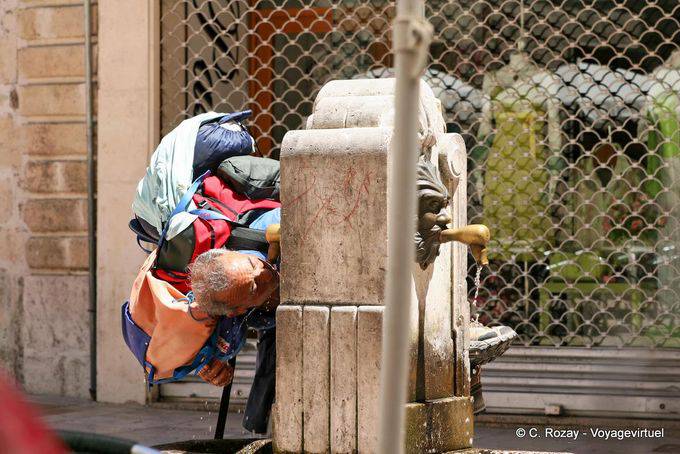 Compostela peregrino bebe de una fuente Burgos - España
