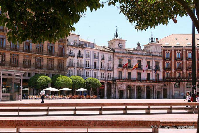 Los bancos de la Plaza Mayor, ver el Ayuntamiento de Burgos - España