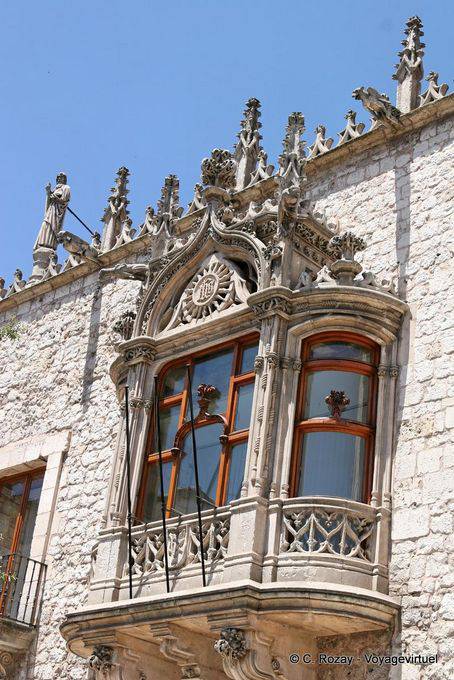 Burgos, con vistas a un balcón ventana de la Casa del Cordón - España