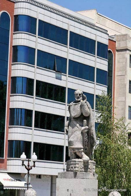 Burgos, estatua de margen Angolines, Plaza Primo de Rivera - España