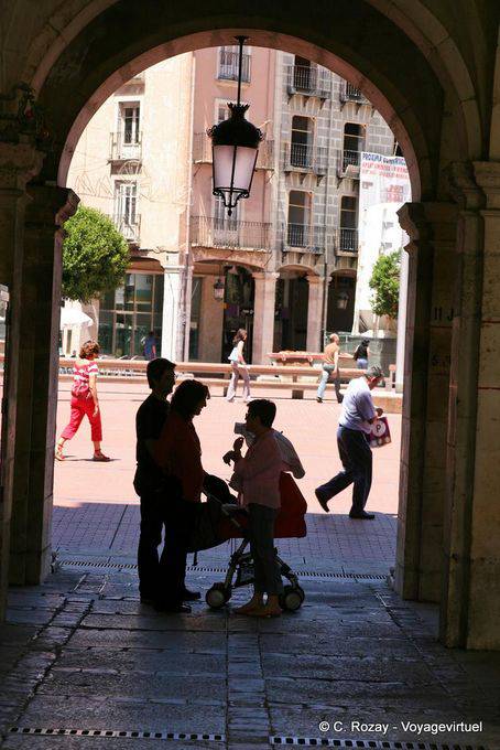Pequeño pasaje en los soportales de la Plaza Mayor, Burgos - España