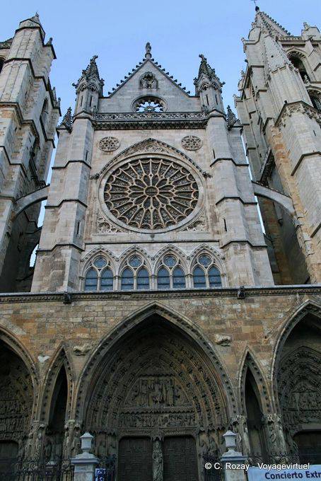 Puerta occidental y rosetón Catedral de León - España