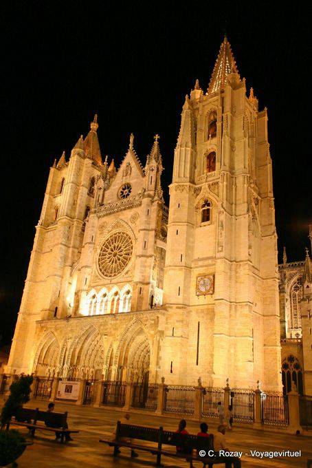 Fachada oeste de la catedral, iluminación nocturna, León - España
