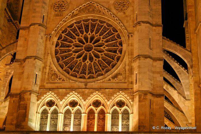 Luces de la noche de la gran rosetón central, la catedral de León - España