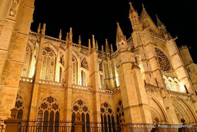 Visto en la noche, la catedral gótica, León - España