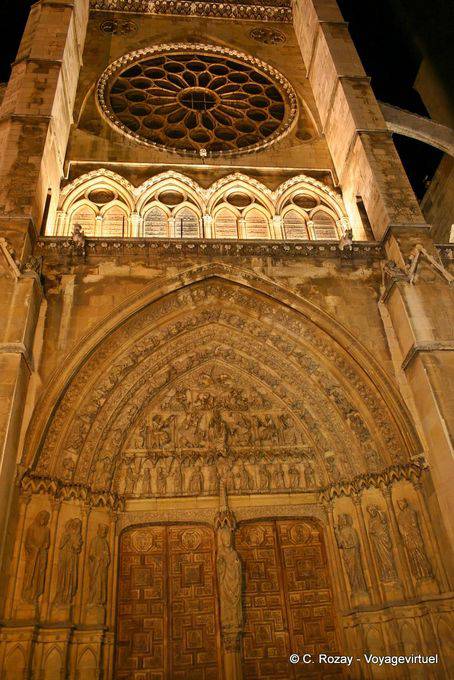 Vista nocturna pórtico de Nuestra Señora la Blanca, la Catedral de León - España