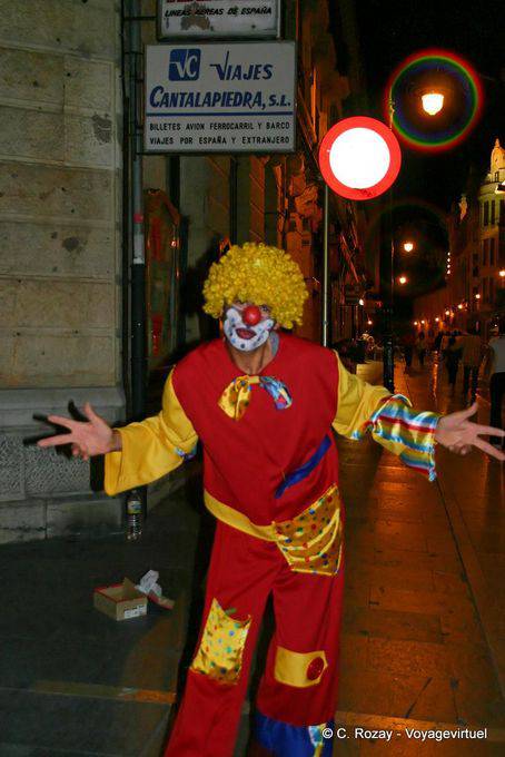 Payaso en una calle peatonal, León - España