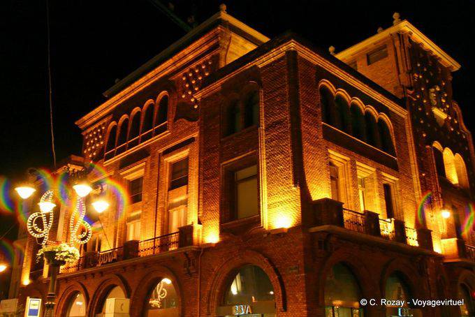 Edificio de la iluminada BBVA, plaza de Santo Domingo, Leon - España