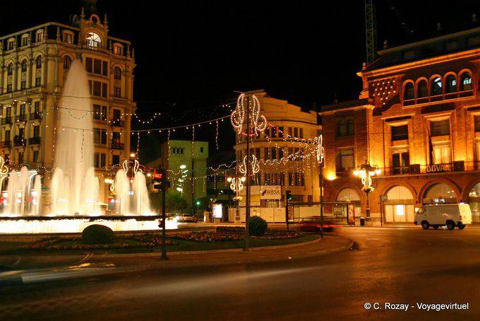 León, por chorro de agua la noche en la Plaza de Santo Domingo - España
