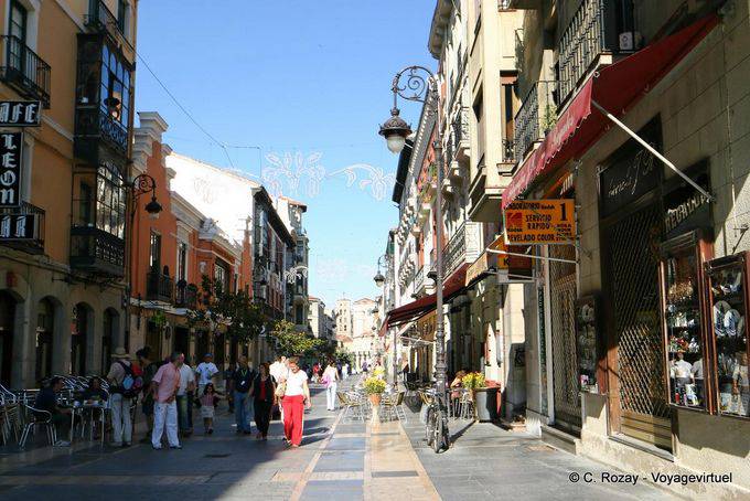 Caminar en la calle Ancha, calle peatonal, León - España