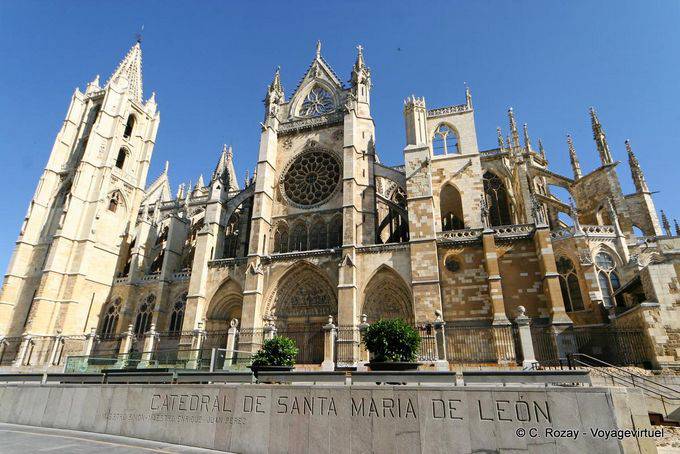 Fachada sur de la Pulchra Leonina, Santa María Catedral de León - España
