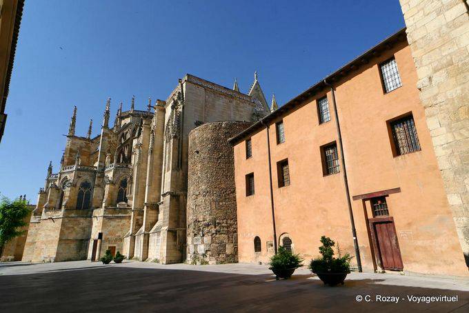 Avenida los Cubos, León - España