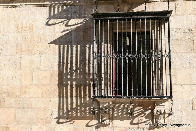 Ventana de luz y la sombra, la Casa Botines, Calle Ancha, León - España