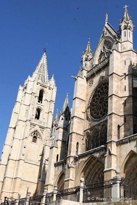 Derecho torre y la fachada sur, la Catedral de León - España