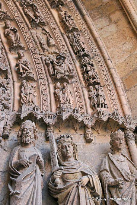 Reyes y reina talladas en la portada de San Francisco, Catedral de León - España
