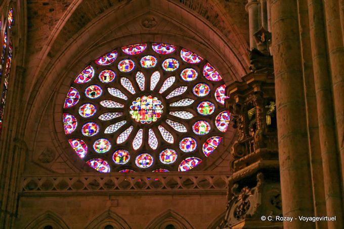 Rosetón de la catedral de León, vista desde el interior - España