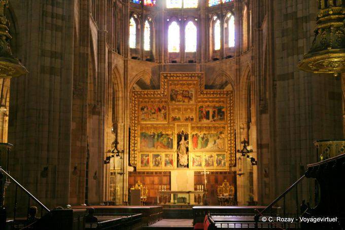 Altar con retablo dedicado a María, pintado por Nicolás Francés, Catedral de León - España